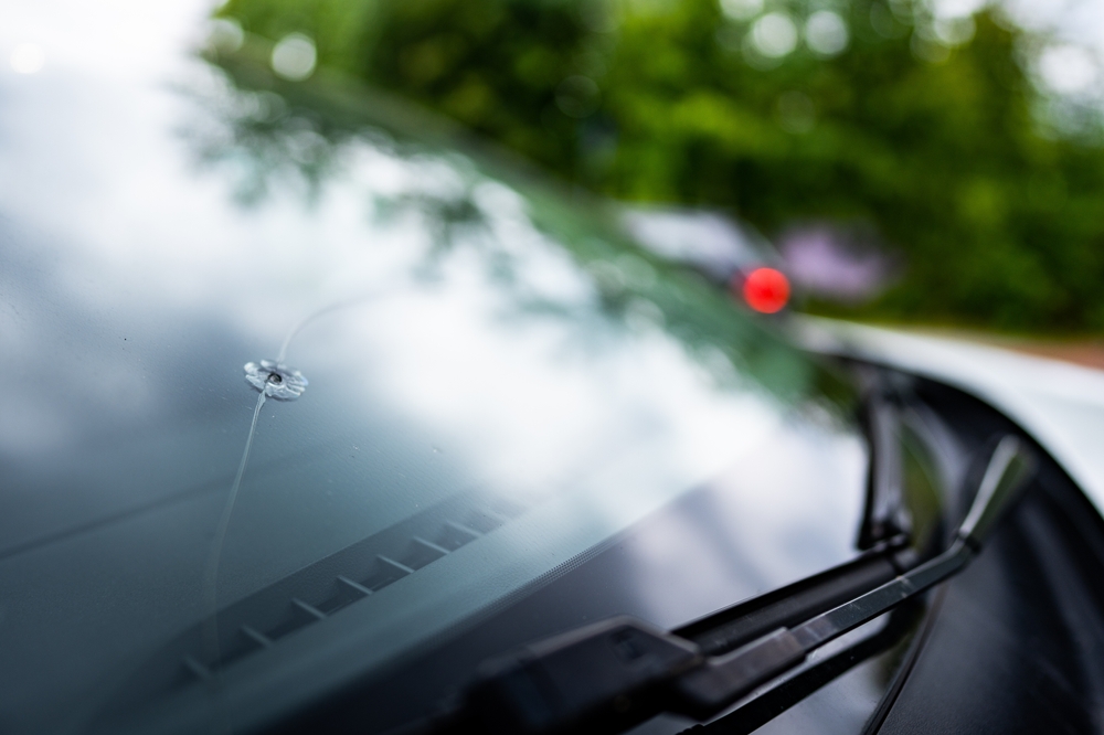 The Advantages of Using a Local Business for Windshield Repair Over a Large Corporation